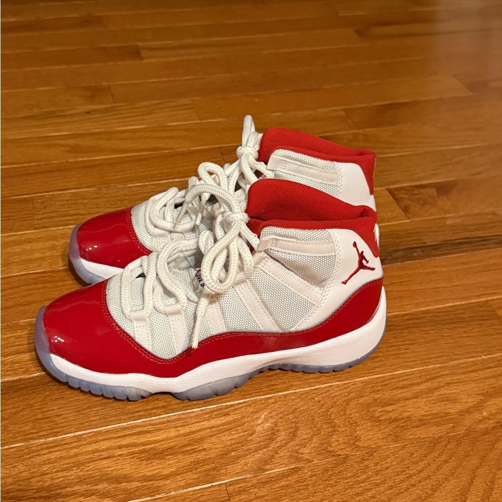 Brand New retro Jordan 11 Kids Red and White Sneakers size 3.5 - Picture 2 of 4
